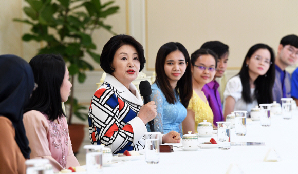 김정숙 여사가 6일 오후 청와대에서 열린 아세안 3개국 유학생 초청 행사에서 인사말을 하고 있다. 2019. 3. 6. 도준석 기자 pado@seoul.co.kr