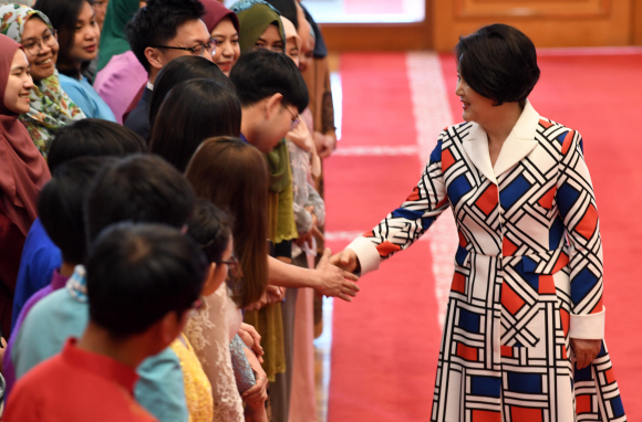 김정숙 여사가 6일 오후 청와대에서 열린 아세안 3개국 유학생 초청 행사에서 참석자들과 악수하고 있다. 2019. 3. 6. 도준석 기자 pado@seoul.co.kr