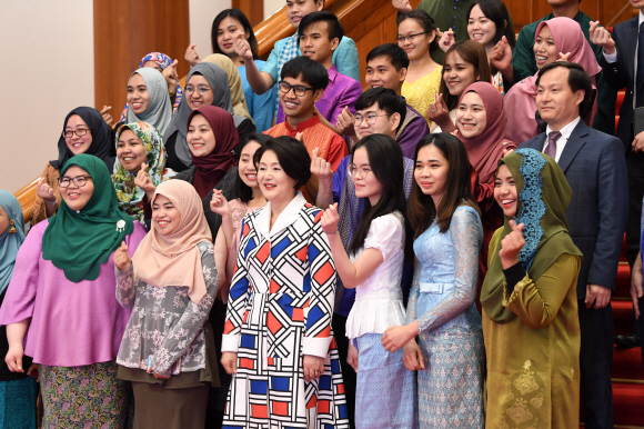 김정숙 여사가 6일 오후 청와대에서 열린 아세안 3개국 유학생 초청 행사에 앞서 참석자들과 기념촬영을 하고 있다. 2019. 3. 6. 도준석 기자 pado@seoul.co.kr