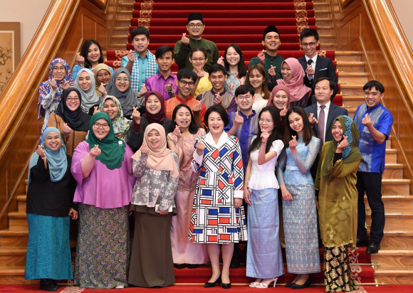 김정숙 여사가 6일 오후 청와대에서 열린 아세안 3개국 유학생 초청 행사에 앞서 참석자들과 기념촬영을 하고 있다. 2019. 3. 6. 도준석 기자 pado@seoul.co.kr