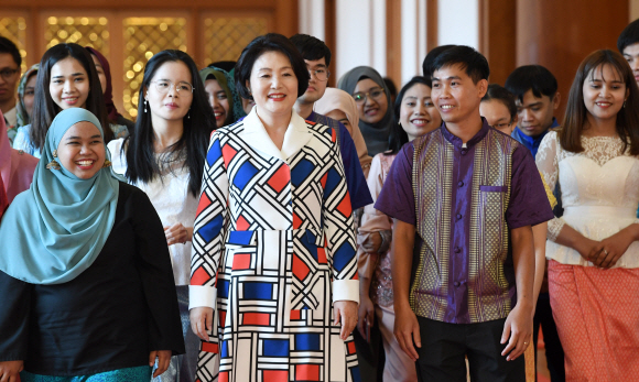 김정숙 여사가 6일 오후 청와대에서 열린 아세안 3개국 유학생 초청 행사에서 참석자들과 행사장으로 걸어가고 있다. 2019. 3. 6. 도준석 기자 pado@seoul.co.kr
