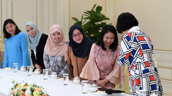 김정숙 여사가 6일 오후 청와대에서 열린 아세안 3개국 유학생 초청 행사에서 브루나이 학생들과 인사하고 있다. 2019. 3. 6. 도준석 기자 pado@seoul.co.kr