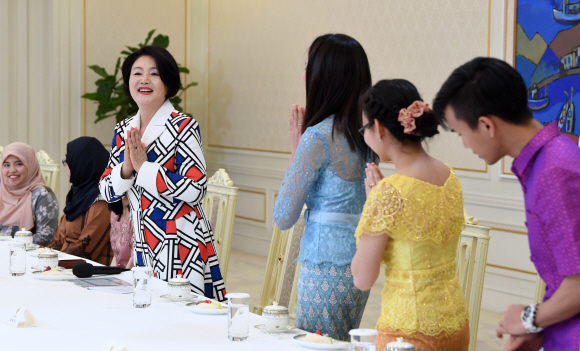 김정숙 여사가 6일 오후 청와대에서 열린 아세안 3개국 유학생 초청 행사에서 캄보디아 학생들과 인사하고 있다. 2019. 3. 6. 도준석 기자 pado@seoul.co.kr