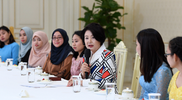 김정숙 여사가 6일 오후 청와대에서 열린 아세안 3개국 유학생 초청 행사에서 인사말을 하고 있다. 2019. 3. 6. 도준석 기자 pado@seoul.co.kr
