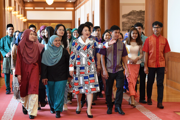 김정숙 여사가 6일  청와대에서 열린 아세안 3개국 유학생 초청 행사에서 참석자들과 행사장으로 들어가고 있다. 2019. 3. 6. 도준석 기자 pado@seoul.co.kr