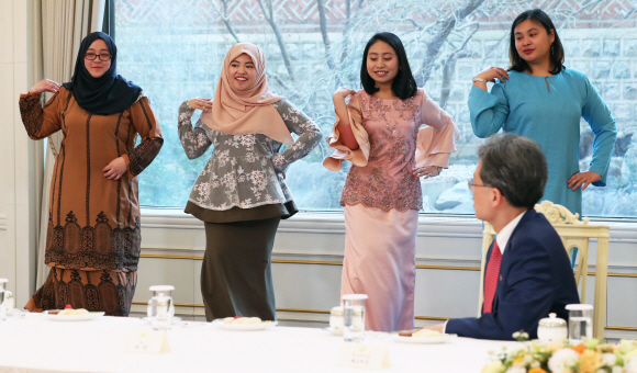 문재인 대통령의 부인 김정숙 여사가 6일 오후 청와대 본관 인왕실에서 다음주 순방 예정인 브루나이와 말레이시아, 캄보디아 등 아세안 3국의 한국 유학생들을 만나 이야기를 나누며 브루나이 전통 춤 공연을 보고 있다. 2019. 3. 6. 도준석 기자 pado@seoul.co.kr