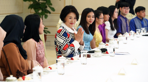 문재인 대통령의 부인 김정숙 여사가 6일 오후 청와대 본관 인왕실에서 다음주 순방 예정인 브루나이와 말레이시아, 캄보디아 등 아세안 3국의 한국 유학생들을 만나 이야기를 나누고 있다. 2019. 3. 6. 도준석 기자 pado@seoul.co.kr