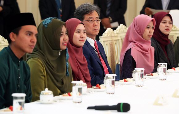 김현종 국가안보실 제2차장이 6일 오후 청와대 본관 인왕실에서 문재인 대통령 부인 김정숙 여사 초청 아세안 3국(브루나이, 말레이시아, 캄보디아) 한국 유학생 간담회에 배석해 있다. 2019. 3. 6. 도준석 기자 pado@seoul.co.kr