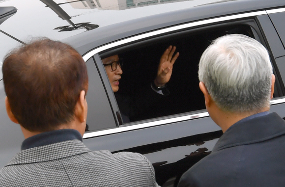 구속 349일 만에 보석 석방된 이명박 전 대통령이 6일 오후 서울 송파구 동부구치소를 빠져나가며 지지자들과 인사나누고 있다. 2019. 3. 6. 정연호 기자 tpgod@seoul.co.kr