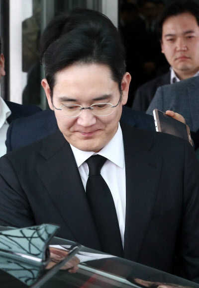 취재진 질문받는 이재용