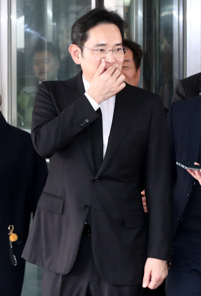 박용곤 명예회장 빈소 나서는 이재용