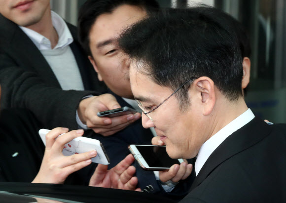 질문에 답없이 차에 오르는 이재용