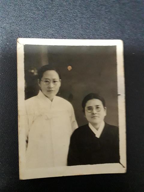유관순 열사와 공주형무소에서 함께 생활한 뒤 1920년 유관순 열사가 숨을 거두자 시신을 거두어 준 김현경(오른쪽) 열사.
