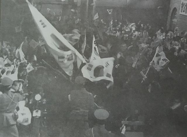1919년 3월 1일 전국에서 올라온 민중들이 태극기를 들고 조선 독립을 요구하는 시위를 벌이자 일본 헌병이 이를 저지하고 있다. 서울 종로 일대로 추정된다.  서울신문 DB