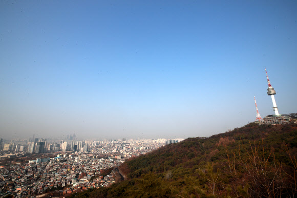 7일 오전 서울 중구 남산에서 바라본 서울 하늘이 미세먼지가 점차 걷히며 푸른빛을 찾아가고 있다. 2019.3.7  연합뉴스