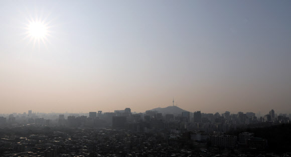 미세먼지가 보통을 기록한 7일 오전 서울 하늘이 조금씩 파란색을 보이고 있다. 서울시는 이날 오전 6시를 기해 초미세먼지 주의보를 해제했다. 2019.3.7  연합뉴스