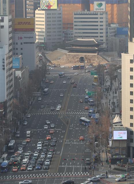 7일 오전 미세먼지 사라진 서울 숭례문이 선명하게 보이고 있다.  기상청은 이날 전국 대부분 지역 미세먼지 수치는 ‘나쁨’으로 시작하지만 오후부터 강한 북풍 영향으로 대기 확산이 원활해지면 서서히 미세먼지 농도가 떨어지기 시작해 ‘보통’ 수준을 회복할 것으로 내다봤다. 2019.3.7. 뉴스1