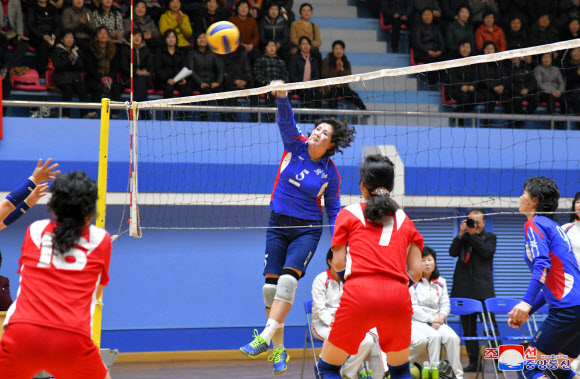 ‘3·8 국제부녀절’(세계 여성의 날, 3월 8일) 109주년을 기념하는 전국 조선사회주의여성동맹(여맹) 일꾼들과 여맹원들의 체육·오락 경기가 태권도전당에서 진행되고 있다고 조선중앙통신이 7일 보도했다. 2019.3.7 평양 조선중앙통신=연합뉴스