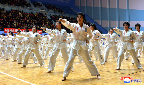 ‘3·8 국제부녀절’(세계 여성의 날, 3월 8일) 109주년을 기념하는 전국 조선사회주의여성동맹(여맹) 일꾼들과 여맹원들의 체육·오락 경기가 태권도전당에서 진행되고 있다고 조선중앙통신이 7일 보도했다. 2019.3.7 평양 조선중앙통신=연합뉴스