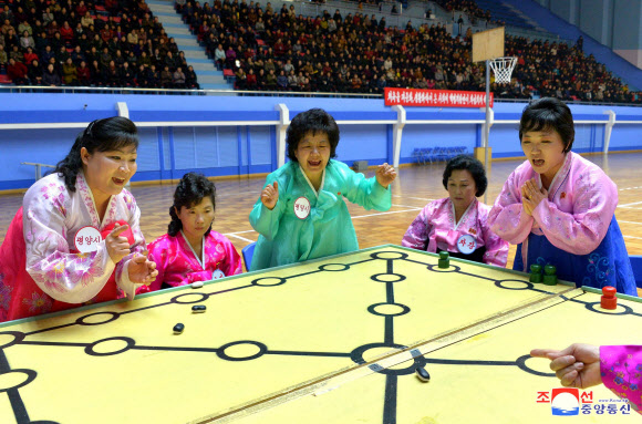 ‘3·8 국제부녀절’(세계 여성의 날, 3월 8일) 109주년을 기념하는 전국 조선사회주의여성동맹(여맹) 일꾼들과 여맹원들의 체육·오락 경기가 태권도전당에서 진행되고 있다고 조선중앙통신이 7일 보도했다. 2019.3.7 평양 조선중앙통신=연합뉴스