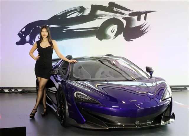 7일 오전 서울 서초구 맥라렌 서울 전시장에서 모델이 ‘맥라렌 600LT 스파이더’ 차량을 선보이고 있다.  맥라렌 ‘600LT 스파이더’는 600마력 3.8리터 V8 트윈 터보차저 엔진과 LT 고유의 톱 엑시트 배기시스템을 적용했으며 맥라렌 570S 스파이더 대비 약 100kg를 감량했다. 특히 정지 상태에서 2.9초와 8.4초만에 100km/h, 200km/h에 도달하며 최고 속도는 324km/h다. 2019.3.7 뉴스1