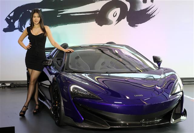 7일 오전 서울 서초구 맥라렌 서울 전시장에서 모델들이 ‘맥라렌 600LT 스파이더’ 차량을 선보이고 있다. 맥라렌 ‘600LT 스파이더’는 600마력 3.8리터 V8 트윈 터보차저 엔진과 LT 고유의 톱 엑시트 배기시스템을 적용했으며 맥라렌 570S 스파이더 대비 약 100kg를 감량했다. 특히 정지 상태에서 2.9초와 8.4초만에 100km/h, 200km/h에 도달하며 최고 속도는 324km/h다. 2019.3.7 뉴스1