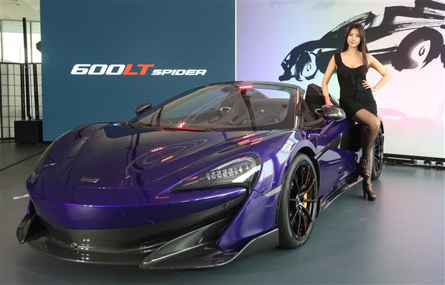 7일 오전 서울 서초구 맥라렌 서울 전시장에서 모델이 ‘맥라렌 600LT 스파이더’ 차량을 선보이고 있다.  맥라렌 ‘600LT 스파이더’는 600마력 3.8리터 V8 트윈 터보차저 엔진과 LT 고유의 톱 엑시트 배기시스템을 적용했으며 맥라렌 570S 스파이더 대비 약 100kg를 감량했다. 특히 정지 상태에서 2.9초와 8.4초만에 100km/h, 200km/h에 도달하며 최고 속도는 324km/h다. 2019.3.7 뉴스1