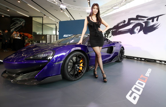 7일 오전 서울 서초구 맥라렌서울에서 열린 ‘맥라렌 600LT 스파이더’ 국내 공개 행사에서 모델이 차량과 포즈를 취하고 있다. 3.8ℓ V8 트윈 터보차저 엔진을 탑재해 최고 600마력, 최대 토크 620Nm의 성능을 발휘하며 3단 접이식 하드 톱 루프는 15초의 짧은 시간에 개폐할 수 있다. 2019.3.7  연합뉴스