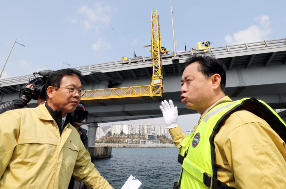 김영춘 해양수산부 장관(오른쪽)이 7일 오전 부산 용호만에 도착해 지난달 28일 오후 러시아 화물선 씨그랜드호가 충돌한 부산 광안대교 10∼11번 사이 교각 하판을 살펴보며 조속한 통행 정상화를 당부하고 있다. 2019.3.7  연합뉴스