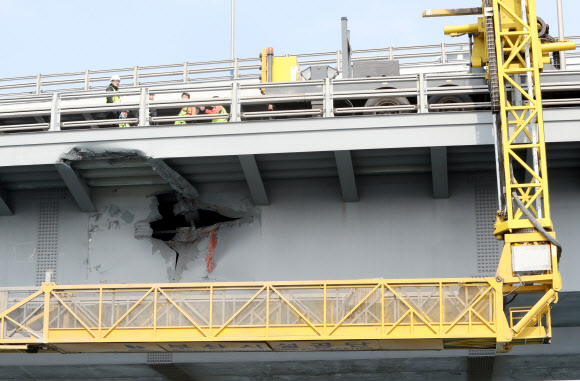 7일 오전 부산 광안대교에서 정밀 안전진단이 실시되고 있다. 지난달 28일 오후 러시아 화물선 씨그랜드호가 광안대교를 들이받아 10∼11번 사이 교각 하판이 찢어졌다. 부산시는 4월 말까지 광안대교 통행을 정상화할 계획이다. 2019.3.7  연합뉴스