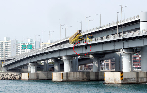 7일 오전 부산 광안대교에서 정밀 안전진단이 실시되고 있다. 지난달 28일 오후 러시아 화물선 씨그랜드호가 광안대교를 들이받아 10∼11번 사이 교각 하판이 찢어졌다. 부산시는 4월 말까지 광안대교 통행을 정상화할 계획이다. 2019.3.7  연합뉴스