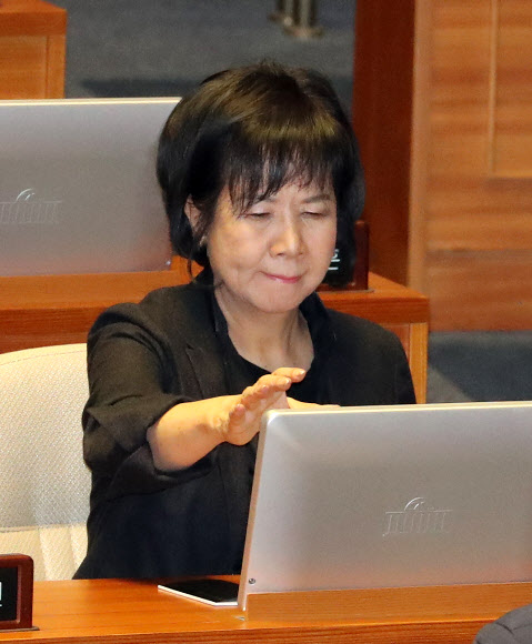 무소속 손혜원 의원이 7일 오후 국회 본회의장에서 열린 제367회 임시회 개회식에 참석해 모니터를 보고 있다. 2019.3.7  연합뉴스