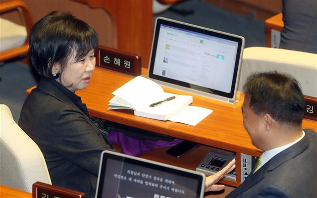 7일 2019년도 첫 국회 본회의가 열렸다. 이날 오후 손혜원 무소속 의원이 국회 본회의장에서 김경진 의원과 이야기를 나누고 있다.2019.3.7 뉴스1