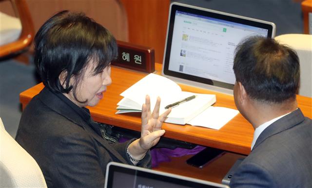 7일 2019년도 첫 국회 본회의가 열렸다. 이날 오후 손혜원 무소속 의원이 국회 본회의장에서 김경진 의원과 이야기를 나누고 있다.2019.3.7 뉴스1