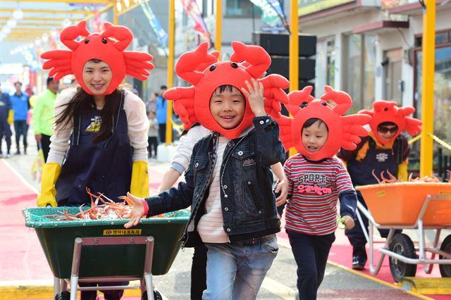 지난해 열린 영덕대게축제 참가자들이 ‘대게 싣고 달리기’ 체험 행사에 참석하고 있다. 영덕군 제공