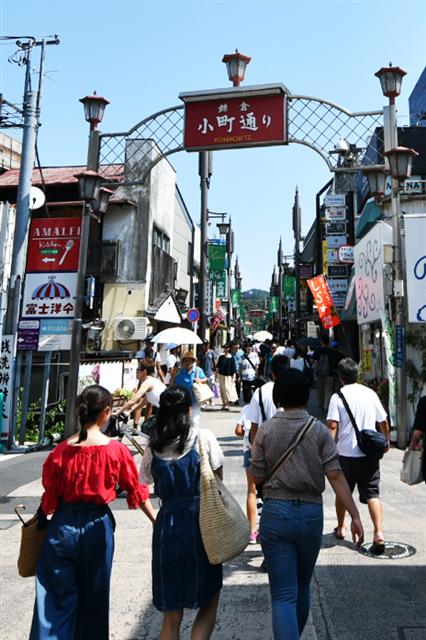 보행중 음식을 먹지 않도록 권고하는 조례를 제정키로 한 일본 가나가와현 가마쿠라시의 고마치도리. 조례 제정에는 이곳 상점가 상인들의 불만 민원이 쇄도한 게 결정적이었다. 2019.3.9.