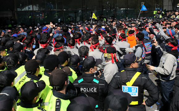 대우조선해양의 매각 본계약 쳬결식이 열린 8일 오후 서울 여의도 산업은행 앞에서 금속노조 대우조선지회 노동조합원들이 본관 진입을 시도하던 중 경찰과 충돌하고 있다. 2019.3.8  연합뉴스