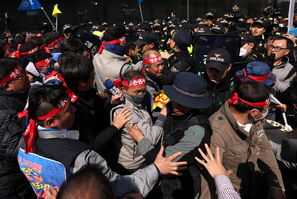 대우조선해양의 매각 본계약 쳬결식이 열린 8일 오후 서울 여의도 산업은행 앞에서 금속노조 대우조선지회 노동조합원들이 본관 진입을 시도하던 중 경찰과 충돌하고 있다. 2019.3.8  연합뉴스