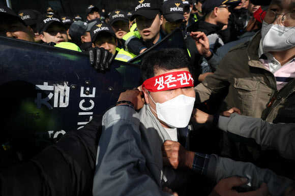 대우조선해양의 매각 본계약 쳬결식이 열린 8일 오후 서울 여의도 산업은행 앞에서 금속노조 대우조선지회 노동조합원들이 본관 진입을 시도하던 중 경찰과 충돌하고 있다. 2019.3.8  연합뉴스