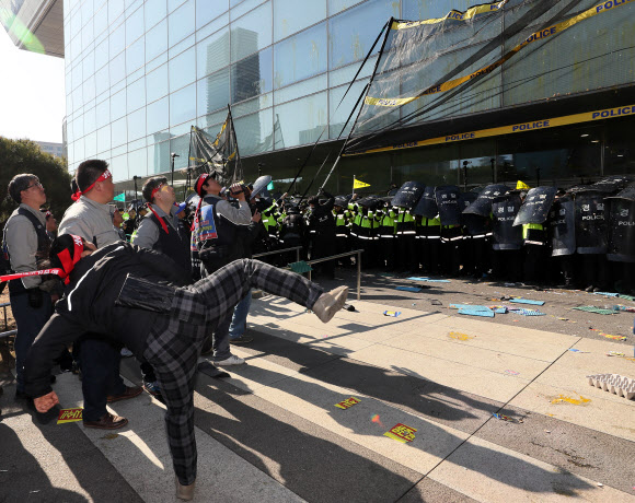 대우조선해양의 매각 본계약 쳬결식이 열린 8일 오후 서울 여의도 산업은행 앞에서 금속노조 대우조선지회와 현대중공업지부 노조원들이 계란을 던지고 있다. 2019.3.8  연합뉴스