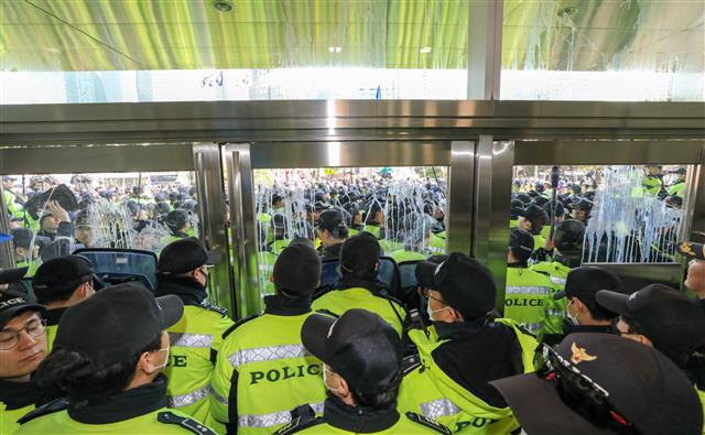 대우조선해양 노조원들이 8일 오후 서울 여의도 산업은행 본점에서 산업은행과 현대중공업의 대우조선해양 민영화를 위한 본계약 체결식에 반발하며 출입구에 계란을 던지고 있다. 2019.3.8 뉴스1
