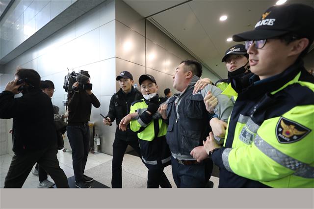 대우조선해양 노조원이 8일 오후 서울 여의도 산업은행 본점에서 산업은행과 현대중공업의 대우조선해양 민영화를 위한 본계약 체결식에 반발하며 상경투쟁을 펼치다 경찰에 끌려 나가고 있다. 2019.3.8 뉴스1
