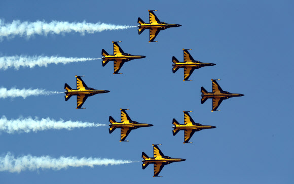 8일 오후 청주시 상당구 공군사관학교에서 열린 ‘제67기 졸업 및 임관식’에서 공군 특수비행팀 블랙이글스가 곡예비행을 선보이고 있다. 2019.3.8  연합뉴스