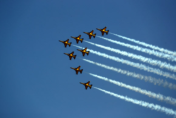 8일 오후 청주시 상당구 공군사관학교에서 열린 ‘제67기 졸업 및 임관식’에서 공군 특수비행팀 블랙이글스가 곡예비행을 선보이고 있다. 2019.3.8  연합뉴스