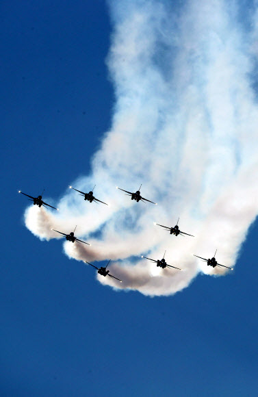 8일 오후 청주시 상당구 공군사관학교에서 열린 ‘제67기 졸업 및 임관식’에서 공군 특수비행팀 블랙이글스가 곡예비행을 선보이고 있다. 2019.3.8  연합뉴스