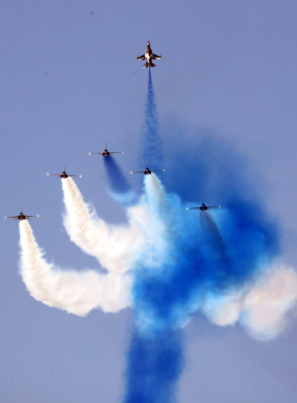 8일 오후 청주시 상당구 공군사관학교에서 열린 ‘제67기 졸업 및 임관식’에서 공군 특수비행팀 블랙이글스가 곡예비행을 선보이고 있다. 2019.3.8  연합뉴스