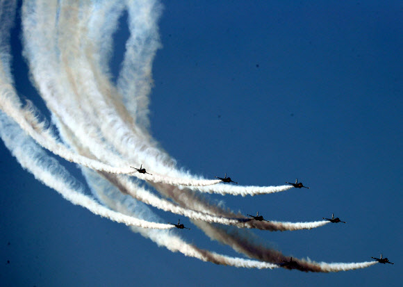 8일 오후 청주시 상당구 공군사관학교에서 열린 ‘제67기 졸업 및 임관식’에서 공군 특수비행팀 블랙이글스가 곡예비행을 선보이고 있다. 2019.3.8  연합뉴스