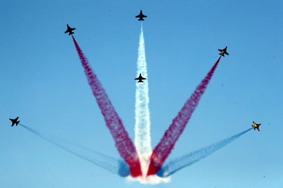 8일 오후 청주시 상당구 공군사관학교에서 열린 ‘제67기 졸업 및 임관식’에서 공군 특수비행팀 블랙이글스가 곡예비행을 선보이고 있다. 2019.3.8  연합뉴스