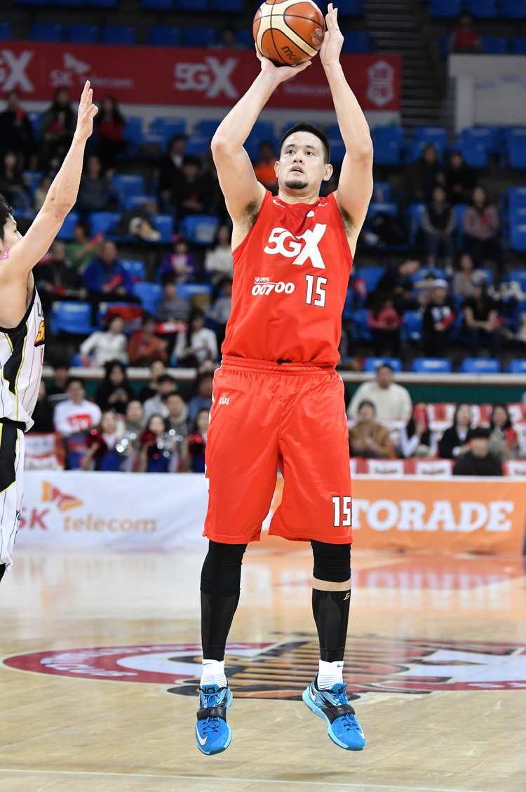 3점슛 네 방으로 23점 뒤지던 LG와의 경기를 뒤집는 데 앞장선 김민수(SK). KBL 포토