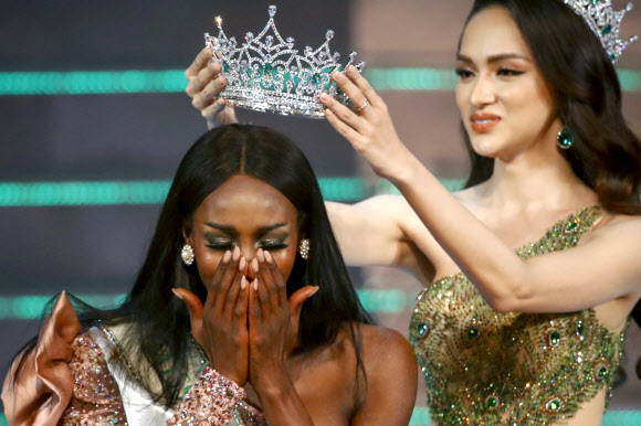 8일(현지시간) 태국 파타야에서 열린 성전환자(트랜스젠더) 미인대회 ‘2019 미스 인터내셔널 퀸’의 우승자인 미국 출신의 자젤 바비 로열(31)이 2018년 베트남 출신 우승자 응우옌 후엉 지앙으로부터 왕관을 건네받으며 감격하고 있다. 2019.3.9  EPA 연합뉴스